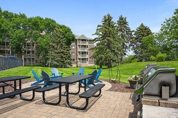 picnic area with tables and chairs at Cityscape, St Louis Park, MN, 55416